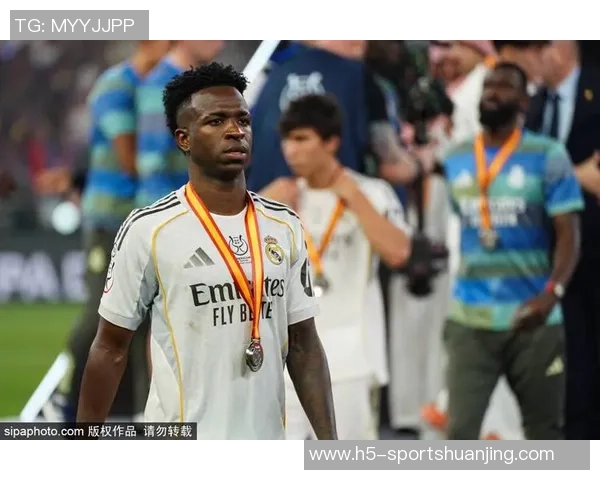 拉菲尼亚缺席巴萨训练状态成疑国家德比出战前景不明