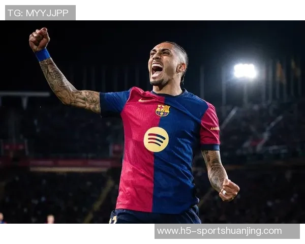 拉菲尼亚赛后感动跪地与弗里克深情相拥庆祝夺冠荣耀 拉菲尼亚赛后感动跪地与弗里克深情相拥庆祝夺冠荣耀